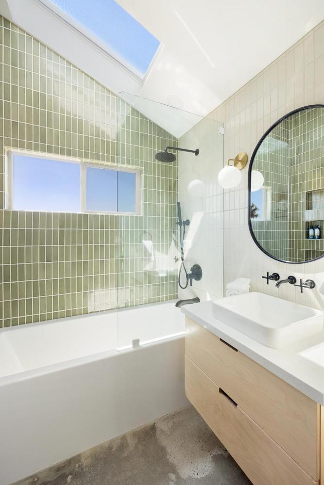Relax in Style at The Green Jackrabbit - Hot Tub, Record Player home